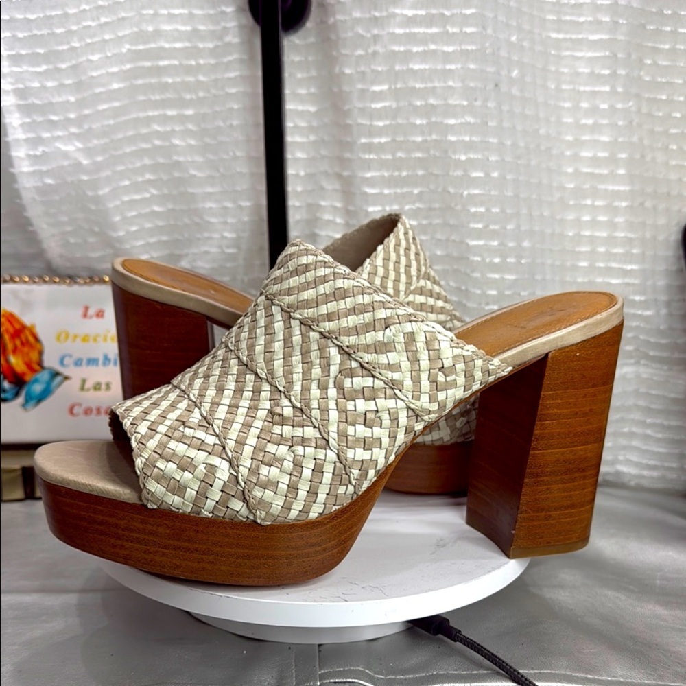 (Q6) Frye Katie Woven Sandals
Women's Leather Slip-On Mule Heels, size 9.5 M